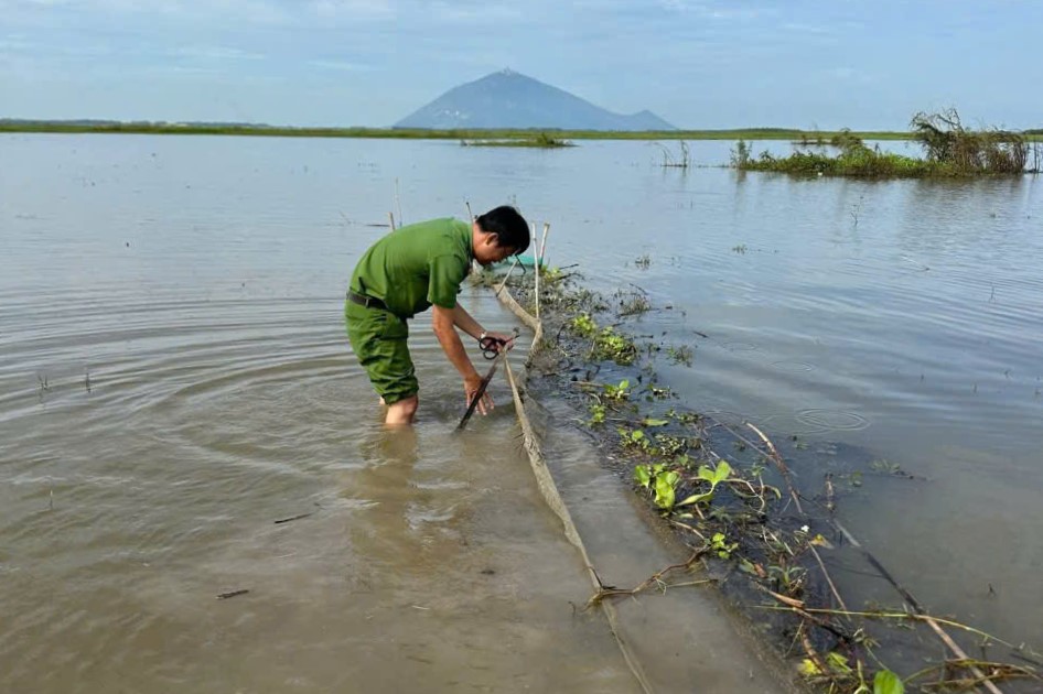 Công an xã Dương Minh Châu thu gom lưới dớn