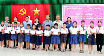 Tặng học bổng, dụng cụ học tập và xe đạp cho trẻ em có hoàn cảnh đặc biệt, khó khăn