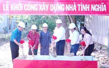 Phó Chủ tịch UBND tỉnh Phạm Tấn Hòa dự lễ khởi công xây dựng nhà tình nghĩa tại xã Bình Hiệp