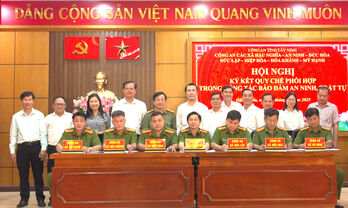 Công an 7 xã khu vực Đức Hòa ký kết quy chế phối hợp bảo đảm an ninh, trật tự địa bàn giáp ranh