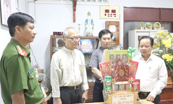 Lãnh đạo xã Bến Lức thăm, chúc mừng Giáng sinh tại nhà thờ Bến Lức