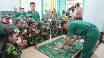 70 trẻ mầm non trải nghiệm làm chiến sĩ Biên phòng tại Đồn Biên phòng Sông Trăng